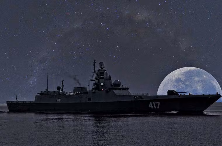 Tiếp tục là hình ảnh đẹp trong tuần về chiếc tàu hộ vệ hiện đại nhất Hải quân Nga Đô đốc Gorshkov đang chạy thử nghiệm trên biển.