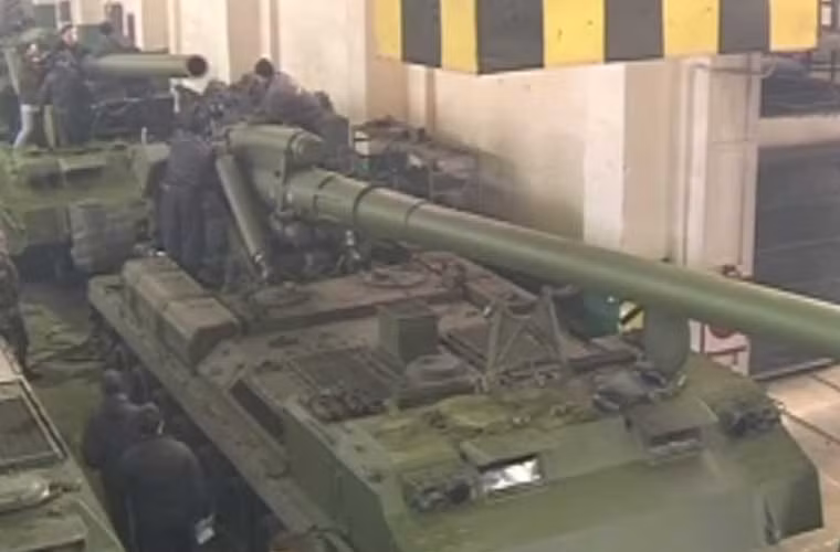 Hình ảnh cho thấy Ukraine đang ráo riết khôi phục các siêu pháo tự hành cỡ nòng “khủng” nhất thế giới 2S7 Pion cỡ 203mm để đối phó với ly khai miền đông. Loại pháo này đạt tầm bắn 35km với đạn thường và lên tới 55km với đạn tăng tầm.