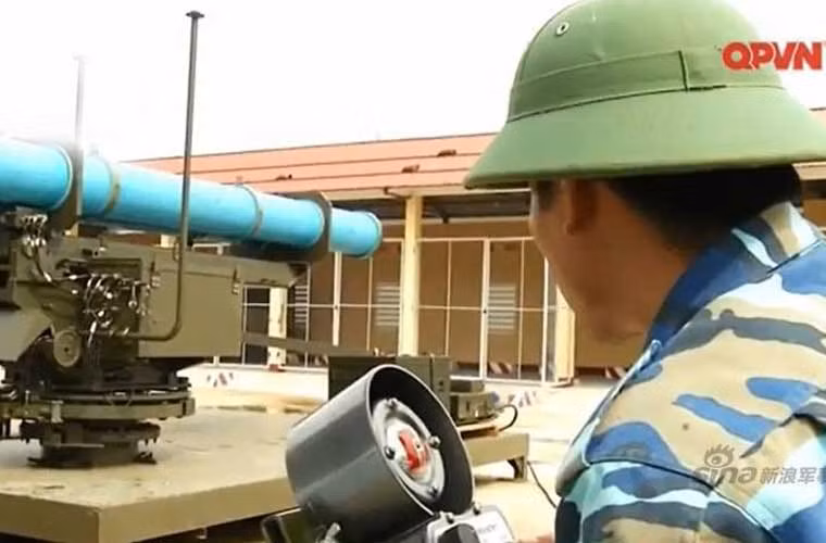 Tuần qua, kênh truyền hình Quốc phòng Việt Nam (QPTV) đã thực hiện chương trình về Đoàn 685, Vùng 4 Hải quân, điểm đặc biệt trong chương trình này là lần đầu hé mở về tên lửa “lạ” của Việt Nam. Theo trang mạng quốc phòng của Nga bmpd.livejournal cho biết, đây là loại tên lửa chính xác cao EXTRA của Israel xuất khẩu cho Việt Nam. Thực tế, từ năm 2010 đã có thông tin cho biết, Việt Nam có thể sẽ mua tên lửa EXTRA của Israel.