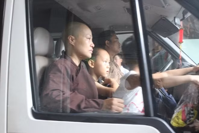 Chứng kiến cảnh người già cơ nhỡ và các bé chuyển đi, nhiều người đứng trong khuôn viên chùa Bồ Đề không giấu nổi xúc động. Sư trụ trì Thích Đàm Lan chia tay các cụ già và cháu nhỏ từng gắn bó với nơi này với đôi mắt đỏ hoe. Lúc cả 3 xe đi hết, bà lặng lẽ ra nhìn theo.