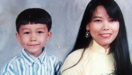 Cậu bé Nguyễn Bé Lory cùng với mẹ khi vừa sang Mỹ năm 1998.