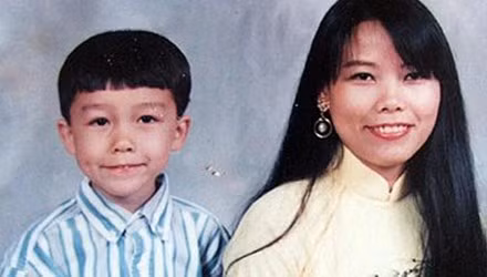 Cậu bé Nguyễn Bé Lory cùng với mẹ khi vừa sang Mỹ năm 1998.