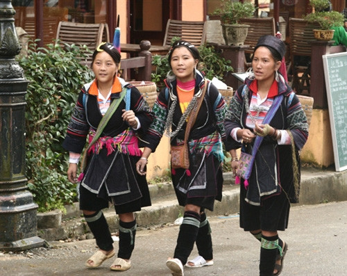 Phụ nữ H'mông Ðen mặc váy bằng vải chàm, in hoa văn bằng sáp ong, áo xẻ ngực. Phụ nữ H'mông Trắng váy màu trắng, áo xẻ ngực, thêu hoa văn ở cánh tay, yếm sau, đội khăn rộng vành. Phụ nữ H'mông Xanh mặc váy ống, nếu đã có chồng cuốn tóc lên đỉnh đầu, cài bằng lược móng ngựa, đội khăn ra ngoài tạo thành hình như hai cái sừng.