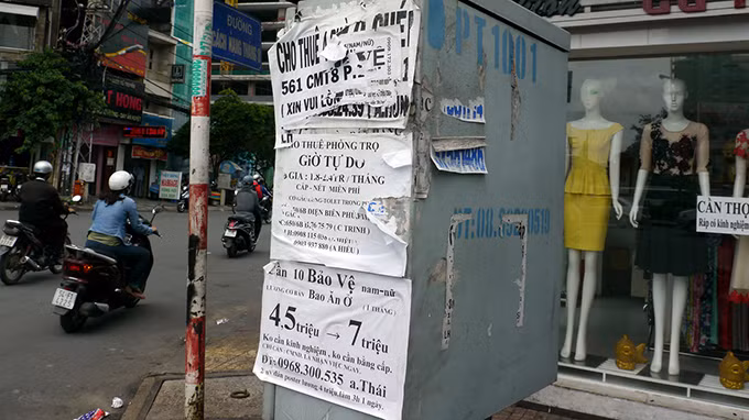 Tủ điện tại Công Trường Dân Chủ, P.10, Q.3 cũng không tha.