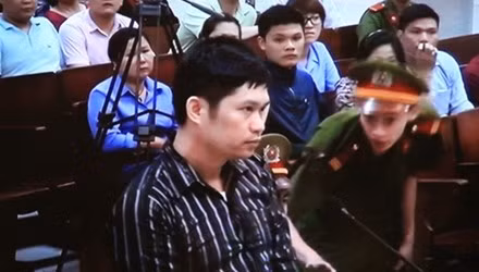 4. Bác sĩ vụ án Cát Tường không bị truy tố tội giết người. Ngày 30/8, Cơ quan Cảnh sát điều tra Công an TP Hà Nội cho biết, đã hoàn tất kết luận điều tra bổ sung, đề nghị Viện KSND cùng cấp truy tố bác sỹ Nguyễn Mạnh Tường, Giám đốc TMV Cát Tường về các tội danh vi phạm quy định khám bệnh, chữa bệnh, sản xuất pha chế thuốc, cấp phát thuốc hoặc dịch vụ y tế và xâm phạm thi thể, mồ mả, hài cốt.