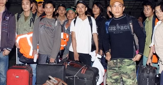 4. Đưa toàn bộ lao động VN ở các điểm nóng Libya về nước. Chiều 8/8, Bộ LĐ-TB&amp;XH có buổi họp rà soát kế hoạch cụ thể của 11 doanh nghiệp đưa lao động sang Libya. Thứ trưởng Bộ LĐ-TB&amp;XH Nguyễn Thanh Hòa đã chỉ đạo các DN quyết liệt, khẩn trương đưa lao động về nước bằng nhiều hướng và nhiều phương tiện khác nhau. Do tình hình liên tục thay đổi nên các kế hoạch đưa lao động về nước cũng luôn phải điều chỉnh. Theo đó, sớm nhất là tuần tới, toàn bộ lao động Việt Nam ở điểm nóng sẽ rời khỏi Libya để về Việt Nam.