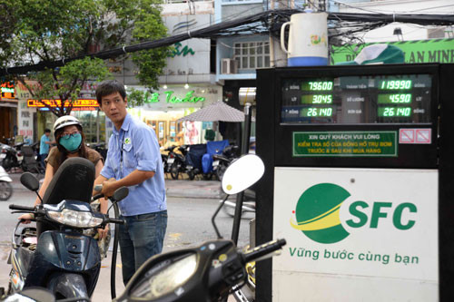  6. Giá xăng giảm 600 đồng/lít. Từ 15h ngày 18/8, giá xăng dầu trong nước có sự điều chỉnh mới khi giảm 600 đồng/lít. Cụ thể, giá xăng Ron92 từ 24.810 đồng giảm xuống còn 24.210 đồng/lít; giá dầu diesel giảm 80 đồng/lít xuống còn 22.040 đồng/lít.