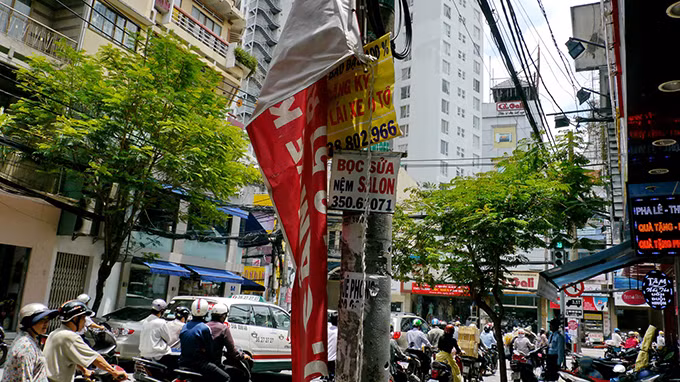 Băngrôn rách rưới, phất phơ trước mắt người đi đường trên đường Lý Chính Thắng, P.8, Q.3.