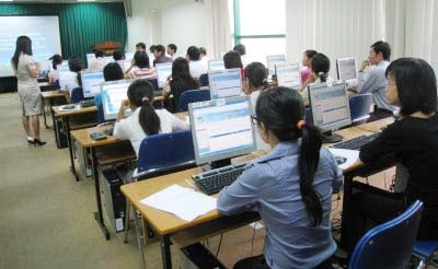 Liên quan đến những thông tin xung quanh việc thi tuyển công chức ở một số đơn vị thuộc Bộ Công thương, Bộ trưởng, Chủ nhiệm Văn phòng Chính phủ Nguyễn Văn Nên cho biết, trước thông tin của báo chí, Phó Thủ tướng Chính phủ Nguyễn Xuân Phúc đã có chỉ đạo các bộ, ngành liên quan làm rõ, chậm nhất trong tháng 9 phải có kết luận.