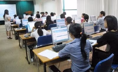 Liên quan đến những thông tin xung quanh việc thi tuyển công chức ở một số đơn vị thuộc Bộ Công thương, Bộ trưởng, Chủ nhiệm Văn phòng Chính phủ Nguyễn Văn Nên cho biết, trước thông tin của báo chí, Phó Thủ tướng Chính phủ Nguyễn Xuân Phúc đã có chỉ đạo các bộ, ngành liên quan làm rõ, chậm nhất trong tháng 9 phải có kết luận.