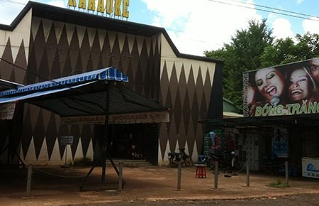  3. Hai phó giám đốc sở đánh nhau vì... quên mời bia. Vào lúc 14h ngày 12/8 tại nhà hàng karaoke Bóng Trăng (thị xã Đồng Xoài, tỉnh Bình Phước), trong lúc vừa nhậu nhẹt vừa hát hò, 2 người trong một nhóm khách ăn mặc lịch sự đã lao vào nhau ẩu đả. Một người được dìu ra khỏi phòng trong tình trạng đầu, mặt bê bết máu trong khi người còn lại dù được can ngăn nhưng vẫn “la lối om sòm”.