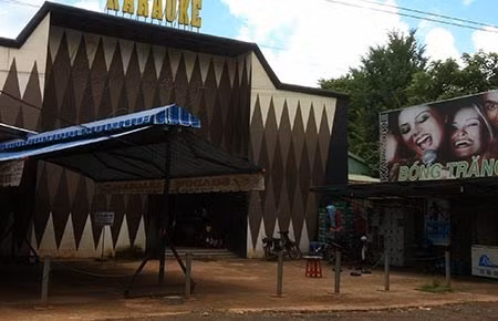  3. Hai phó giám đốc sở đánh nhau vì... quên mời bia. Vào lúc 14h ngày 12/8 tại nhà hàng karaoke Bóng Trăng (thị xã Đồng Xoài, tỉnh Bình Phước), trong lúc vừa nhậu nhẹt vừa hát hò, 2 người trong một nhóm khách ăn mặc lịch sự đã lao vào nhau ẩu đả. Một người được dìu ra khỏi phòng trong tình trạng đầu, mặt bê bết máu trong khi người còn lại dù được can ngăn nhưng vẫn “la lối om sòm”.