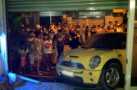 Vào tháng 11/2012, trên đường ra phim trường, ca sĩ Nguyên Vũ đã gây tai nạn tại đường Tân Canh, gần ngã tư Bảy Hiền thuộc quận Tân Bình (TP HCM).