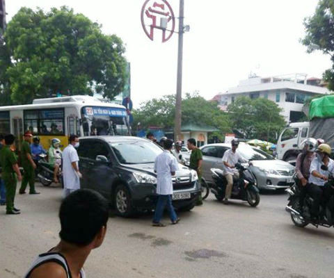 Hiện trường vụ án mạng trên phố Phạm Văn Đồng.