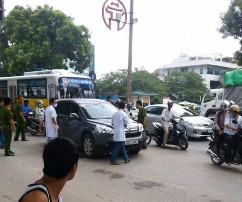 Hiện trường vụ án mạng trên phố Phạm Văn Đồng.