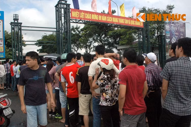 5. Dòng người ùn ùn kéo đến Mỹ Đình mua vé bóng đá U19 ĐNA. Sáng sớm ngày 30/8, dòng người từ khắp mọi nơi kéo đến các điểm bán vé ở SVĐ Mỹ Đình, quận Nam Từ Liêm, Hà Nội để mua vé bóng đá của đội tuyển U19, giải bóng đá Đông Nam Á.