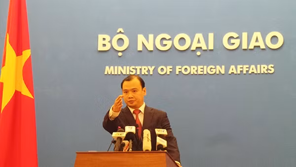 2. Việt Nam - Trung Quốc: Khôi phục, tăng cường hợp tác trên nhiều lĩnh vực. Tại cuộc họp báo thường kỳ của Bộ Ngoại giao Việt Nam tổ chức vào chiều 28/8, về chuyến thăm Trung Quốc của ông Lê Hồng Anh, Ủy viên Bộ Chính trị, Đặc phái viên của Tổng bí thư Nguyễn Phú Trọng, người phát ngôn Bộ Ngoại giao Lê Hải Bình cho biết, 2 bên nhất trí khôi phục và tăng cường hợp tác giữa hai bên trên mọi lĩnh vực như chính trị ngoại giao, quốc phòng, an ninh, kinh tế, thương mại, thực thi pháp luật...