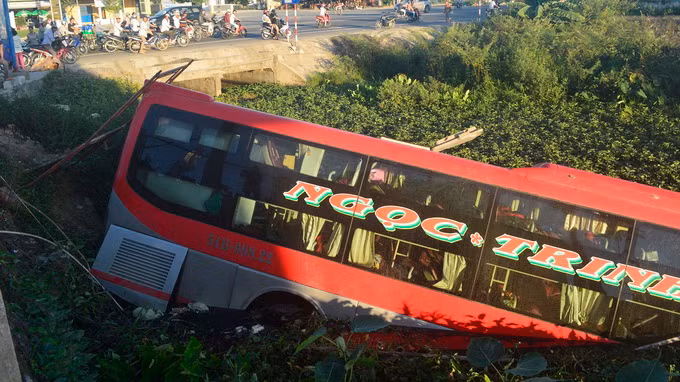 Sáng 11/8, chiếc xe khách chở khoảng 40 hành khách từ TP HCM ra Quảng Trị đã bất ngờ lao mạnh và lật xuống mương trên Quốc lộ 1A (huyện Điện Bàn, Quảng Nam). Nguyên nhân chiếc xe khách mất thắng lao thẳng xuống mương nước là do tài xế né xe ô tô đang chạy ngược chiều sang bên đường đổ xăng.