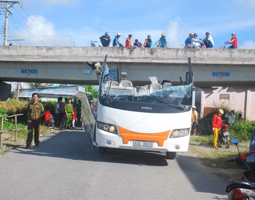 10. Xe khách chui gầm cầu vượt không lọt, bay nóc, 26 người bị thương. Vào khoảng 23h ngày 9/8, xe khách mang BKS 83L-3503 chở 41 hành khách (trong đó có 6 trẻ em) chạy từ hướng xã Ninh Quới, huyện Hồng Dân về xã Long Thạnh, huyện Vĩnh Lợi (Bạc Liêu), khi đến cầu vượt trên tuyến đường Vĩnh Hưng - Châu Thới, tài xế đã cho xe chạy qua gầm cầu vượt nhưng không lọt, hành khách bị hất tung xuống đường.