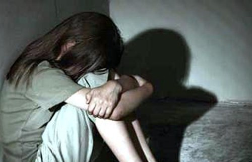  7 . Bé gái 12 tuổi "hiến thân" cho nhiều thanh niên quen qua Facebook. Chỉ quen nhau qua Facebook nhưng một cô bé tên Th. 12 tuổi ở TP HCM đã quan hệ với cả 2 thanh niên nhiều lần trong hơn 1 tháng qua. Sau khi nhận được đơn tố cáo của người mẹ, công an đã triệu tập một trong những "yêu râu xanh" trên là Phạm Trung Hiếu (mới hơn 14 tuổi). Hiếu khai quen Th. qua Facebook từ đầu tháng 7. Chỉ hơn 1 tháng quen nhau, Hiếu đã 4 lần đưa cháu Th. về nhà mình và nhà của một người bạn để quan hệ.