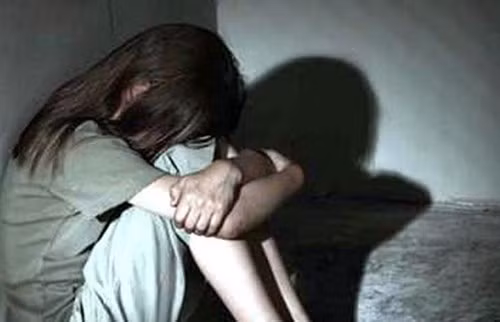  7 . Bé gái 12 tuổi "hiến thân" cho nhiều thanh niên quen qua Facebook. Chỉ quen nhau qua Facebook nhưng một cô bé tên Th. 12 tuổi ở TP HCM đã quan hệ với cả 2 thanh niên nhiều lần trong hơn 1 tháng qua. Sau khi nhận được đơn tố cáo của người mẹ, công an đã triệu tập một trong những "yêu râu xanh" trên là Phạm Trung Hiếu (mới hơn 14 tuổi). Hiếu khai quen Th. qua Facebook từ đầu tháng 7. Chỉ hơn 1 tháng quen nhau, Hiếu đã 4 lần đưa cháu Th. về nhà mình và nhà của một người bạn để quan hệ.