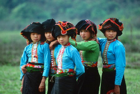 Các nhóm người Thái như Thái Đen, Thái trắng đều có nhiều điểm chung trong trang phục hằng ngày nhưng trong đó vẫn nổi bật bản sắc riêng. Phụ nữ Thái Đen thường mặc áo dài xẻ nách, chui đầu, trang trí phong phú đa dạng về màu kiểu dáng hơn Thái Trắng.