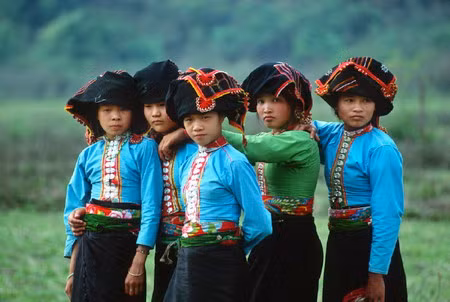 Các nhóm người Thái như Thái Đen, Thái trắng đều có nhiều điểm chung trong trang phục hằng ngày nhưng trong đó vẫn nổi bật bản sắc riêng. Phụ nữ Thái Đen thường mặc áo dài xẻ nách, chui đầu, trang trí phong phú đa dạng về màu kiểu dáng hơn Thái Trắng.