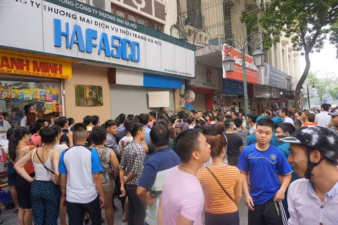 7. Dân Hà Nội chen chúc mua hàng hiệu Gucci trốn thuế, thanh lý. Ngay từ 6h sáng 7/8, hàng nghìn cư dân Hà Nội đổ xô đến phố Ðinh Lễ thuộc quận Hoàn Kiếm, chen chúc nhau chờ mua hàng hiệu thanh lý, giảm giá đến 70%.