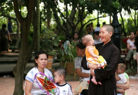 Ni sư Đàm Lan từng nói rằng: "Bản thân nhà chùa làm từ thiện thật và tin vào Phật, không cầu điều gì cả. Tôi tin vào luật nhân quả, cứu một mạng người hơn xây bảy tòa tháp".