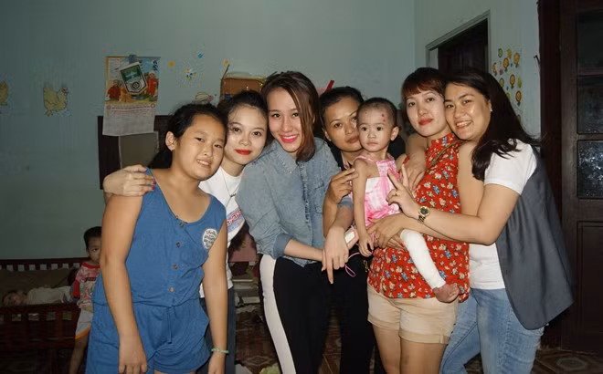 Bích Hằng là thành viên của nhóm thiện nguyện EB. Nhóm thiện nguyện này được thành lập bởi chị Nguyễn Ngọc Linh - nguyên thành viên của tổ chức EB Quốc tế HOW. Năm 2012, nhóm này đã phát hiện ra bé Tâm Anh nằm thoi thóp trong chùa Bồ Đề với căn bệnh quái ác, toàn thân lở loét bốc mùi. Ngay lập tức, nhóm đã cử người thay phiên nhau chăm sóc, thuốc thang cho Tâm Anh, đưa bé đi viện, kêu gọi sự ủng hộ từ người thân quen, bạn trên mạng xã hội. Nhờ vậy mà bé Tâm Anh như được trở về từ cõi chết.