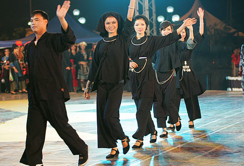 Bộ y phục của người Nùng được cắt may từ vải đen nhuộm chàm, phần lớn chúng không có nhiều hoa văn và đường nét. Cả nam và nữ đều mặc một loại quần cạp to, ống rộng, dài tới tận mắt cá chân. Phụ nữ Nùng mặc áo năm thân màu chàm, áo ngắn đủ che mông, áo được may rất rộng cả phần thân và tay, giúp cho cử động được thoải mái. Chiếc áo của phụ nữ Nùng thông thường được trang trí bằng cách thêm miếng vải khác màu vào cổ tay áo và phía trước ngực, thông thường là vải đen đắp lên áo chàm.