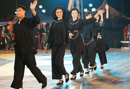 Bộ y phục của người Nùng được cắt may từ vải đen nhuộm chàm, phần lớn chúng không có nhiều hoa văn và đường nét. Cả nam và nữ đều mặc một loại quần cạp to, ống rộng, dài tới tận mắt cá chân. Phụ nữ Nùng mặc áo năm thân màu chàm, áo ngắn đủ che mông, áo được may rất rộng cả phần thân và tay, giúp cho cử động được thoải mái. Chiếc áo của phụ nữ Nùng thông thường được trang trí bằng cách thêm miếng vải khác màu vào cổ tay áo và phía trước ngực, thông thường là vải đen đắp lên áo chàm.