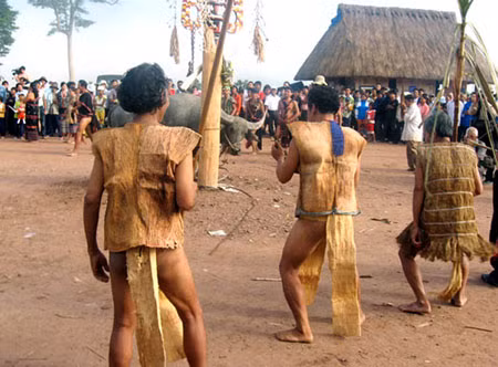 Dân tộc có trang phục độc đáo nhất có lẽ phải kể đến người Cơ Tu. Đã có một thời gian rất dài trước đây, người Cơ Tu vùng núi Quảng Nam đã dùng các loại vỏ cây sẵn có trong thiên nhiên để làm vật dụng che thân như tấm choàng, váy, áo... Đến nay, những trang phục độc đáo này vẫn còn xuất hiện trong sinh hoạt hàng ngày, lễ hội của người Cơ Tu tại những xã vùng cao huyện Tây Giang (Quảng Nam)