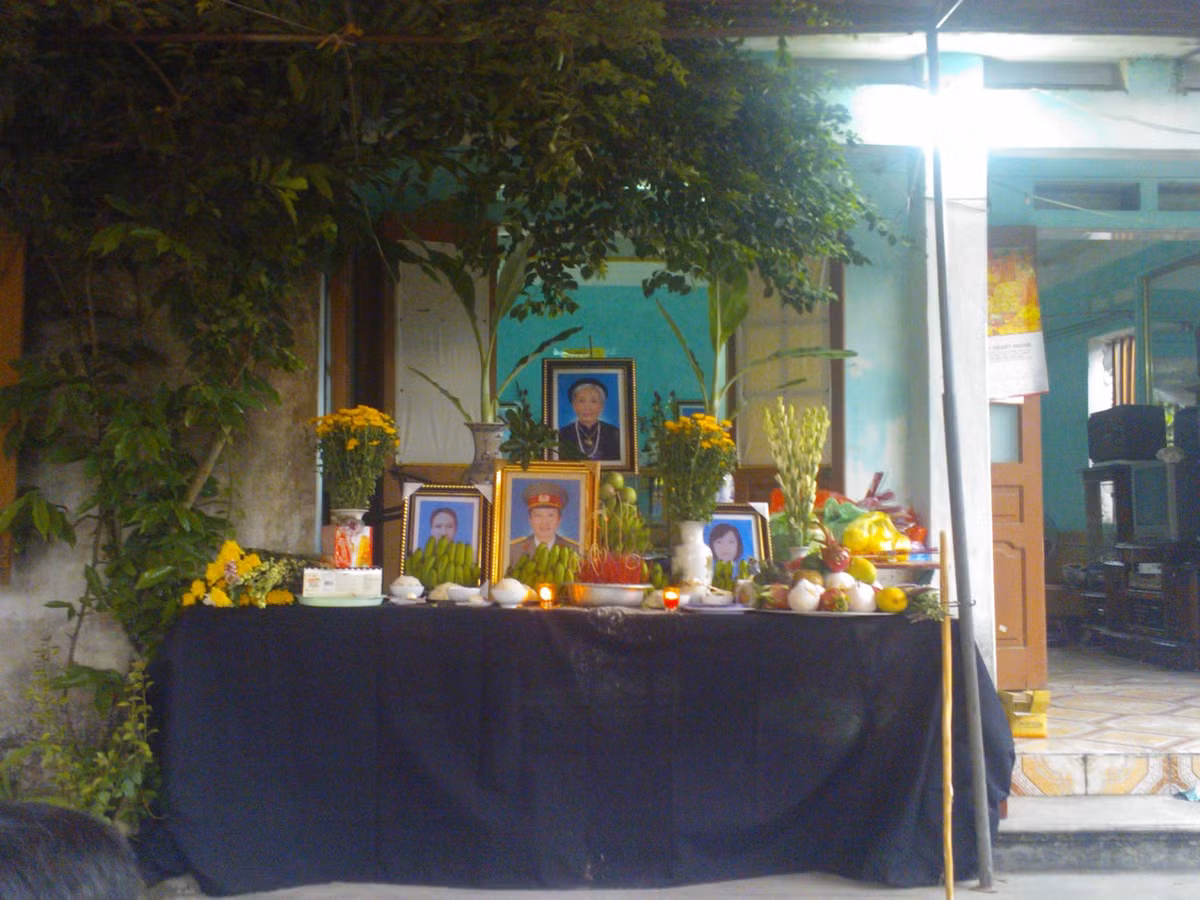 5. Rúng động nghịch tử giết 4 người thân rồi tự sát. Vụ thảm án kinh hoàng trên xảy ra tại thôn Ngoại Đàm (xã Phượng Hoàng, Thanh Hà, Hải Dương) vào tối 2/8. Khi đó, các thành viên trong gia đình đang có mặt ở nhà thì đối tượng Phạm Duy Quý (SN 1193) bất ngờ cầm dao chém chết bố và mẹ đẻ. Bà nội Quý hô hoán liền bị kẻ này chém liên tiếp, người chị họ đang trong nhà tắm cũng mất mạng vì bị Quý sát hại.