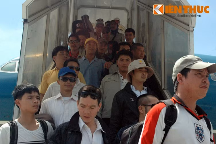 6. 182 người Việt thoát đất tử thần Libya về nước. Đúng 13h40 ngày 10/8, chuyến máy bay của hãng hàng không Việt Nam Airlines chở 182 lao động người Việt từ Lybia về nước, ai cũng vui mừng khi rời khỏi nơi súng đạn.