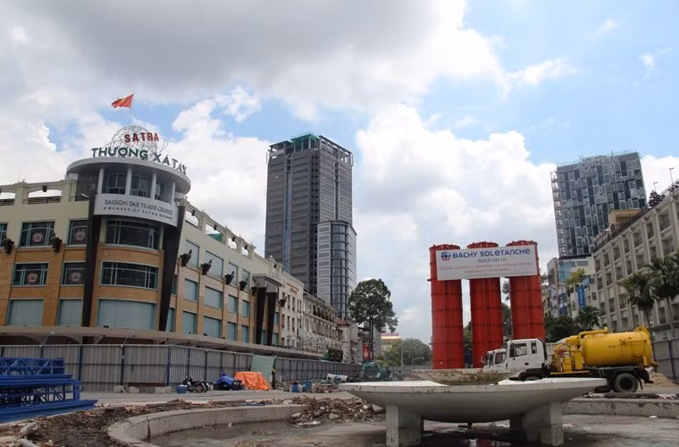  8. Dân TP HCM xót xa Thương xá Tax trăm tuổi bị khai tử. Hơn 1 thế kỷ qua, nói đến Sài Gòn, không ai không nhắc đến thương xá Tax- một TTTM lâu đời, sầm uất nhất của Sài Gòn được xây dựng từ năm 1980. Qua nhiều lần nâng cấp, sửa chữa, kể từ năm 1942 đến nay, thương xá TAX gần như được giữ nguyên hiện trạng. Nơi đây được xếp vào danh sách 5 điểm mua sắm yêu thích nhất của TP HCM.