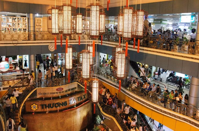 Thế nhưng, chỉ còn không lâu nữa, thương xá Tax sẽ phải di dời để thi công công trình tháp thông gió Ga Nhà hát TP HCM của tuyến Metro số 1 và một cao ốc mới được thiết kế cao 40 tầng, rộng hơn 9200m2 (với số vốn đầu tư khoảng 150 triệu USD).