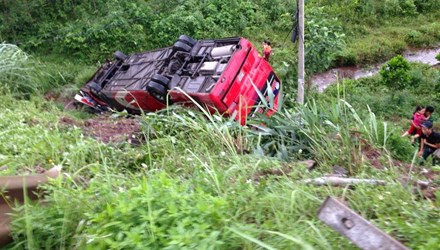 Vào lúc 14h30 ngày 1/7/2014, xe khách 45 chỗ mang BKS 14B-006.83 đang lưu thông theo hướng Cẩm Phả - Móng Cái, khi đi qua đoạn Nhà máy Nhiệt điện Mông Dương (TP Cẩm Phả) thì bất ngờ đâm trượt vào phần đuôi một chiếc xe container đang lưu thông theo chiều ngược lại. Sau cú va chạm, chiếc xe bị mất lái rồi bật ngược sang phần đường bên phải, tiếp tục húc đổ rào chắn và lao xuống vực sâu khoảng 5m.