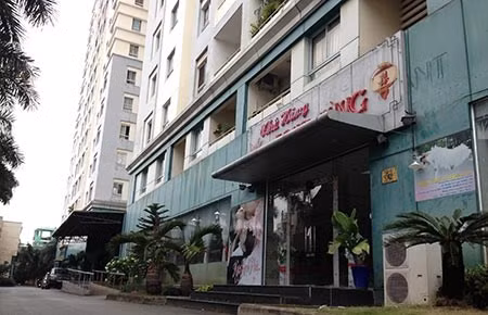 6. Dân đòi Giám đốc sở Xây dựng TP HCM xin lỗi. Chung cư 584 ở quận Tân Phú có nhiều hạng mục xây sai phép nhưng Sở Xây dựng TP HCM chậm xử lý, gây ảnh hưởng tới lợi ích hợp pháp của cư dân. Vì vậy, mới đây, các cư dân ở chung cư này đã viết đơn khiếu kiện gửi Sở Xây dựng TP HCM yêu cầu giám đốc Sở phải xin lỗi cư dân và kỷ luật các cán bộ liên quan. Trước áp lực từ phía người dân, hiện Sở Xây dựng đang xem xét, xử lý các vi phạm xây dựng ở chung cư này.