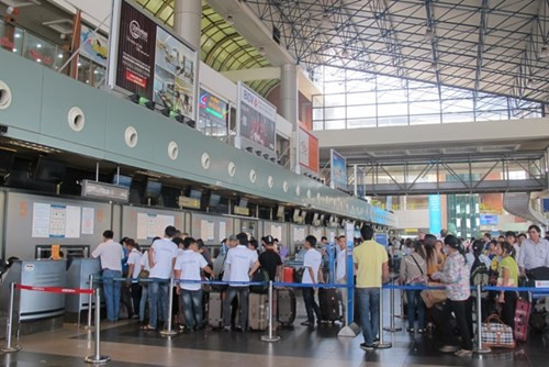 Sau đó, Bộ trưởng Thăng giao lãnh đạo Cục Hàng không VN theo dõi và giám sát kết quả hoạt động của 3 cảng vụ. Nếu trong 3 tháng nữa, không thay đổi hiệu quả trong công việc, Bộ trưởng yêu cầu Cục Hàng không cách chức 3 giám đốc các cảng vụ này.