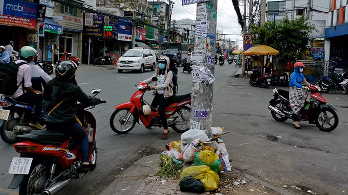 Rác và quảng cáo đầy cột điện trước trạm xăng 442 Cách Mạng Tháng Tám, P.11, Q.3