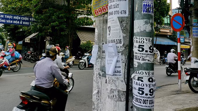 Các cột điện, trạm điện ở góc đường Phổ Quang, P.2, Q.Tân Bình đều bị dán đầy quảng cáo, rao vặt.
