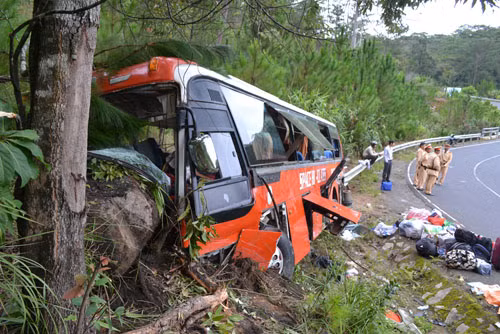6. Xe khách lao vào vách núi, 3 người chết, 45 người bị thương. Khoảng 10h ngày 5/8, xe khách BKS 53N-7893, do ông Phạm Thanh Long (58 tuổi, ngụ Long An) điều khiển chạy từ Nha Trang lên Đà Lạt đã đâm vào vách núi tại khúc cua Km 39+400, đường 723 thuộc xã Đa Chais, H.Lạc Dương (Lâm Đồng), hậu quả 3 người chết (gồm lái xe, phụ xe và một hành khách) và 45 người bị thương. Nguyên nhân do xe bị mất phanh trước khi xuống nhiều khúc của gấp liên tiếp.