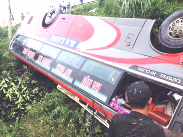 Chiếc xe khách bị lật ngửa nằm dưới vực, toàn bộ phần đầu xe bị vỡ nát, bẹp rúm. Tài xế chết tại chỗ, 12 hành khách trong xe bị thương phải nhập viện cấp cứu.