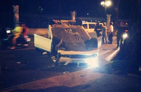 Sau cú đâm mạnh, chiếc xe 2 tỷ đồng lật ngược 4 bánh lên trời, nằm chắn ngang đường. Phần đầu phía vô lăng bị móp nặng, hông xe trầy xước, Hoàng Yến cũng bị thương.