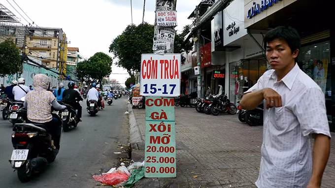 Quảng cáo, rao vặt treo, dán từ dưới đất lên đầy cột điện ở đầu hẻm 130 Cách Mạng Tháng Tám, P.10, Q.3.