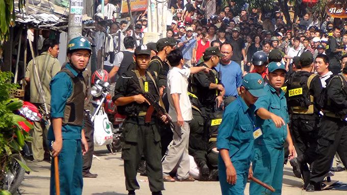 3. Nghẹt thở cảnh giải cứu một phụ nữ bị người tình khống chế trong phòng trọ. 6h sáng 8/8, dãy phòng trọ đường Tân Thới Hiệp, phường Tân Thới Hiệp, quận 12, TP HCM bị đánh thức bởi tiếng cãi nhau giữa Lê Văn Tuấn (31 tuổi) và người tình tên Chi. Chồng của người phụ nữ này sau đó có mặt và báo công an khi phát hiện nam thanh niên đánh vợ mình. Hàng chục cảnh sát đặc nhiệm đã có mặt trước cửa phòng trọ để lên phương án tiếp cận bên trong. Khi cảnh sát xuất hiện, gã này kề dao vào cổ và lôi người phụ nữ vào trong phòng, chốt cửa cố thủ.