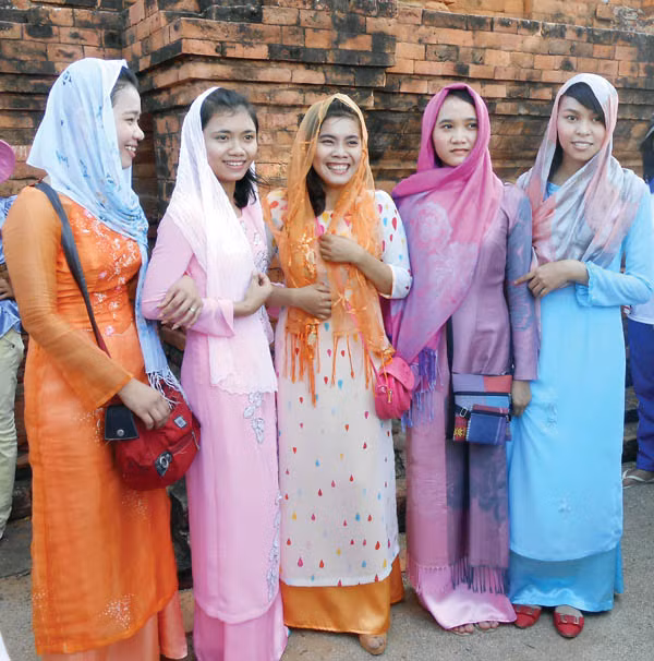 Trong xã hội của người Chăm, mỗi tầng lớp, mỗi chức sắc đều có y phục riêng. Chính vì vậy mà y phục Chăm phong phú và đa dạng. Trong đó, đặc sắc nhất phải nói đến chiếc áo dài của phụ nữ Chăm. Nét đẹp áo dài Chăm kín đáo, kiêu sa. Chiếc áo dài truyền thống của người phụ nữ Chăm là áo dài không xẻ tà, mặc chui đầu. Cổ áo thường có hình tròn hoặc hình trái tim. Ở hai bên hông áo có một đường mở ngay eo hông, có hàng khuy bấm hoặc nút dính, khi mặc bó sát eo hông.