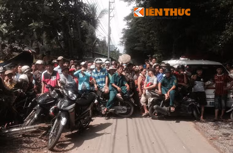 Hàng trăm người dân hiếu kỳ kéo đến xem vụ việc.