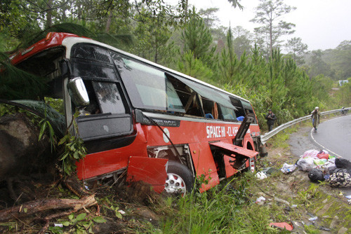 4. Thảm khốc xe khách đâm vào vách núi, 48 người thương vong. Lúc 10h sáng 5/8, trên tỉnh lộ 723 (đoạn qua địa phận xã Đạ Chais, huyện Lạc Dương, tỉnh Lâm Đồng), chiếc xe khách 45 chỗ ngồi mang BKS 53N-7893 của hãng xe Mỹ Linh chạy hướng Nha Trang – Đà Lạt bất ngờ bị mất thắng tông vào vách núi làm 3 người chết tại chỗ và 45 người bị thương nhập viện, trong đó hàng chục người bị thương nặng.